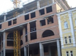 Вместо храма в Десятинном переулке строят офисный центр с престижными квартирами