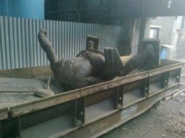 Happy End по-енакиевски: знаменитый памятник советскому сталевару спасли от уничтожения и возвратят городу