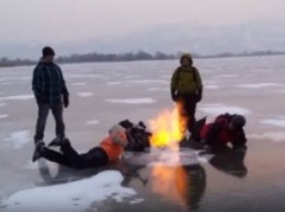 А мама знает? Любимое развлечение норвежских школьников - жечь метановые пузыри во льду