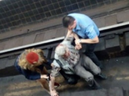 На станции "Арсенальная" в киевском метро мужчина упал на рельсы, поезда остановили