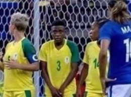 Фанаты смеются над футболисткой сборной ЮАР (ФОТО)
