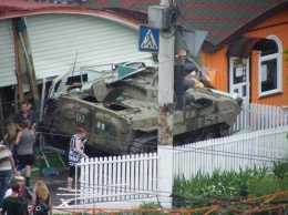В Луганске боевая машина протаранила "пивнушку"
