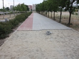 На Песках заканчивают делать новый тротуар с велодорожкой