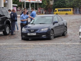 Жители Чернигова растрощили «колорадский» автомобиль (фото)