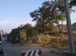 Пришли и сели: оккупанты устроили пункт пропуска на границе с Крымом (ФОТО)