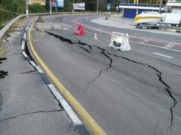 На трассе Симферополь-Ялта по-прежнему ограничено движение из-за оползня (ФОТО)