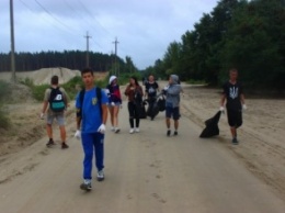 Активисты "Азова" убрали мусор на Безлюдовском пляже, где снесли шлагбаум и "отучили" брать плату за проезд (ФОТО)