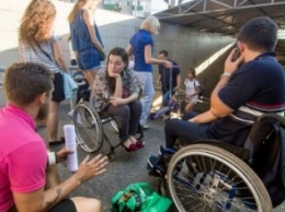 В Мариуполе люди на инвалидных колясках перегородили пешеходный переход (ФОТО)