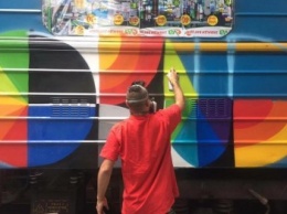 Фотофакт: испанский художник начал разрисовывать поезд метро