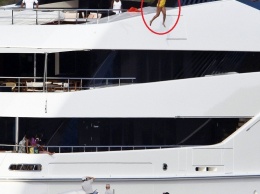 Бейонсе совершила невероятно опасный прыжок с палубы огромной яхты