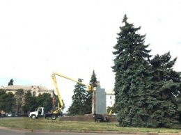 Постамент, где стоял памятник основателю Донецко-Криворожской республики, готовят ко Дню Независимости (ФОТО)