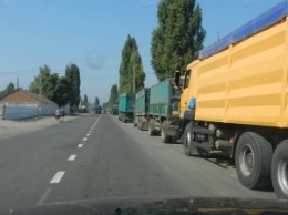 Движение по Николаеву снова блокировано сотнями грузовиков. Горожане ругают "Ника-Теру" и мэра