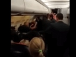 "Он всех убьет!" Пьяная россиянка в самолете угрожала полиции Путиным (ВИДЕО)