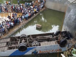 В Индии в результате падения автобуса с моста погибли 8 человек