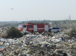 В Херсоне на полигоне бытовых отходов после ликвидации пожара продолжают дежурить пожарные (фото)