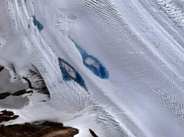 Появление огромного количества голубых озер на территории Антарктиды очень беспокоит экологов