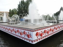 В Запорожье центральный фонтан нарядили в вышиванку, - ФОТО