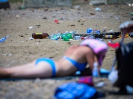 Горы мусора на одесском пляже шокировали Сеть (ФОТО)