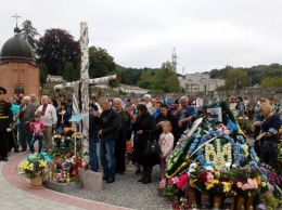 Во Львове подняли украинский флаг над почетными захоронениями участников "АТО"