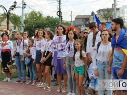 В Николаеве провели традиционный мегамарш вышиванок в честь Дня Независимости