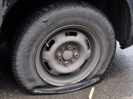 В Авдеевке злоумышленник порезал десятки автомобильных колес