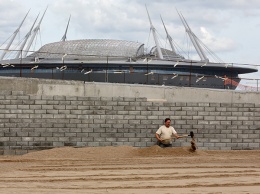 Текущая крыша, кривые рельсы для выкатного поля и травмоопасные раздевалки: Как идет строительство стадиона "Зенита"