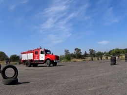 Макеевские спасатели провели автослалом на пожарных машинах (фото)