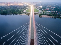 Южный мост в Киеве покрывают новым типом асфальта - на десятилетия