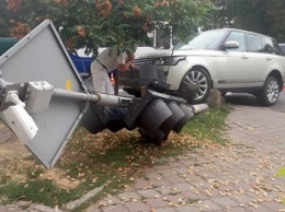 В Одессе в ходе аварии внедорожник снес светофор (ФОТО)