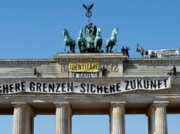 В Берлине правые радикалы забрались на Бранденбургские ворота