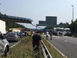 В Великобритании пешеходный мост рухнул на автостраду