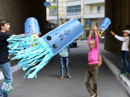 Киевские волонтеры учили детей мастерить воздушных змеев