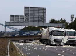 В Великобритании грузовик снес пешеходный мост
