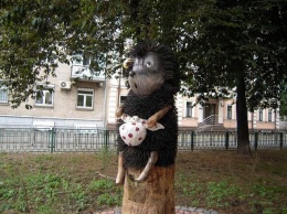 В Киеве демонтируют деревянный памятник «Ежик в тумане»
