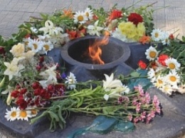 В День скорби и чествования памяти жертв войны в Украине ингульчане возложили цветы к вечному огню