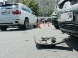В Киеве водитель крутого внедорожника не пропустил женщину на "Митсубиси"