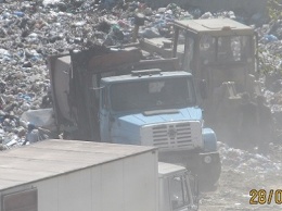 Вместо школы, дети в Днепре сортируют мусор на огромной свалке