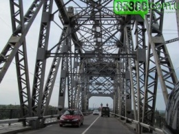 Ремонтные работы на Крюковском мосту продолжаются. Автомобилистов просят отнестись с пониманием к неудобствам