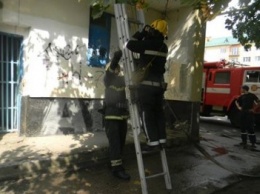 Каховские спасатели потушили загоревшийся матрас на балконе пятиэтажки (фото)