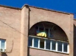 В Донецке на доме, где живет Моторола, вывесили украинский флаг (ФОТО)