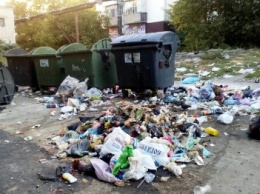 Херсонские коммунальщики отказываются убирать мусор возле контейнеров