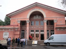 В Северодонецке губернатор проверил процесс реконструкции здания театра