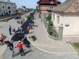 В закарпатском селе местные жители сами отремонтировали дороги