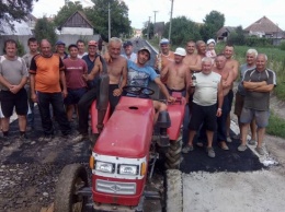 Жители закарпатского села устали ждать власть и собственноручно заасфальтировали улицы