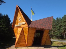Полтавские лесники построили оригинальную остановку (фото)