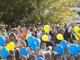 Симферопольская школа 1 сентября украсила себя цветами украинского флага