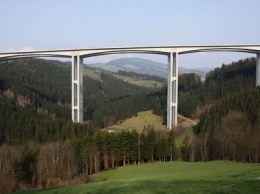 В Австрии женщина выжила после падения с 105-метрового моста