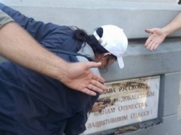 Трухановская охрана не пускает Майдан на Думской площади в Одессе (ФОТО)