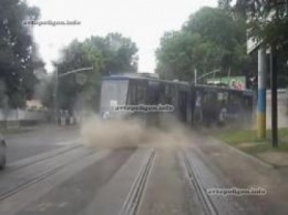 ДТП во Львове: Chery Eastar опрокинул грузовик с водкой. ФОТО+видео
