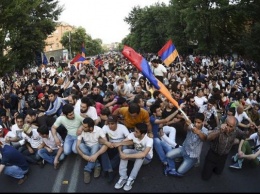 WSJ: Протесты в Армении напоминают украинский Майдан